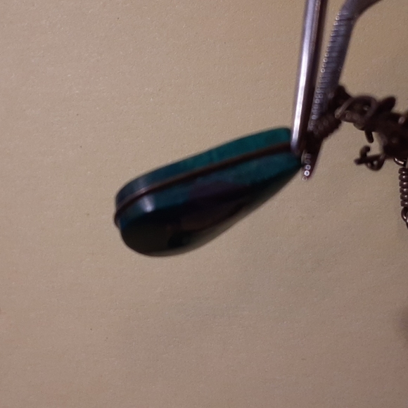 A687 earings. Green stone in each dangling ear - Picture 8 of 8